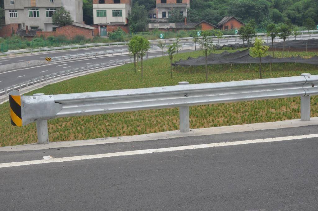 波形梁鋼護欄起終端頭工程